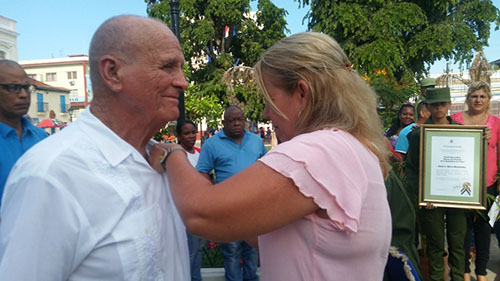 Isdalis Rodríguez, miembro del Secretariado Nacional de la CTC, impuso el título a Silva. Foto: Noryis