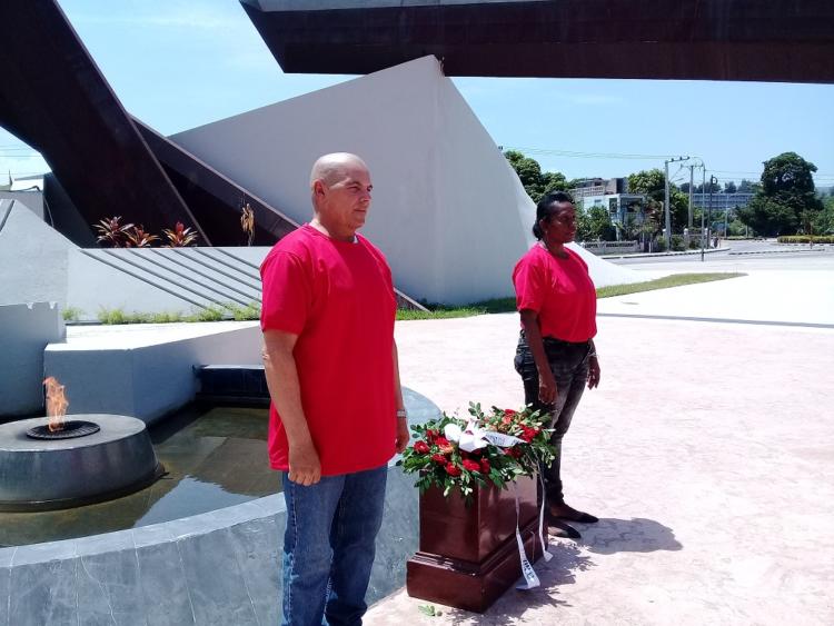 Homenaje a Antonio Maceo ante la llama eterna en la Plaza de la Revolución que lleva su nombre. Foto: Betty Beatón Ruiz