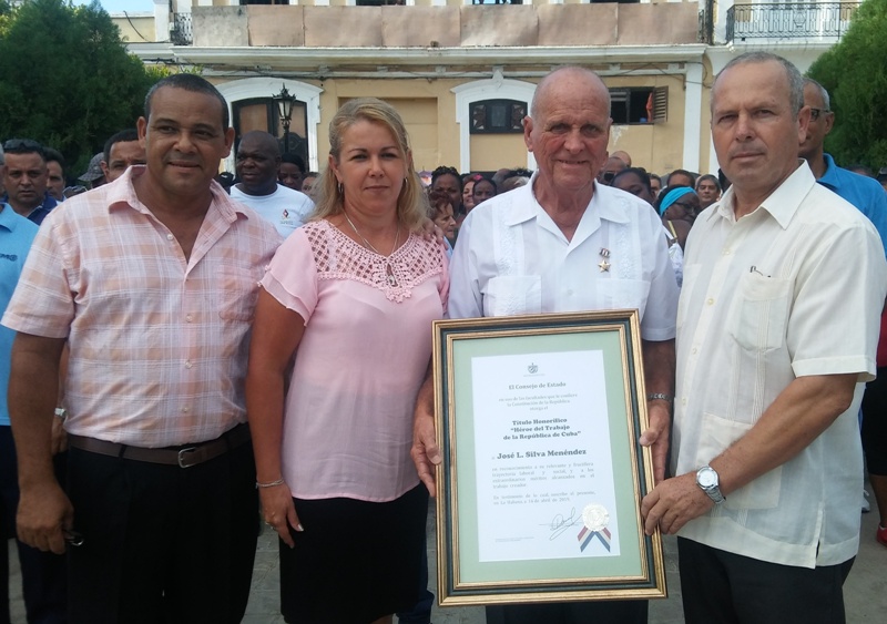 El Héroe junto con Osmar Ramírez, secretario general de la CTC en Matanzas, Isdalis Rodríguez, del Secretariado de la CTC, y José Cabrera, secretario general del Sindicato de Trabajadores de Energía y Minas.