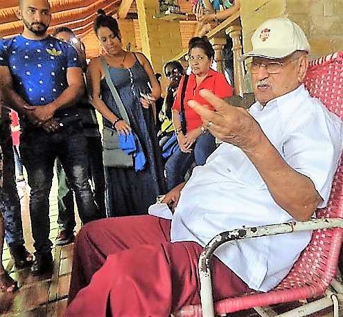 Hugo de los Reyes Chávez conversa con colaboradores de varias misiones del Estado venezolano de Barinas. Foto: Jorge Pérez