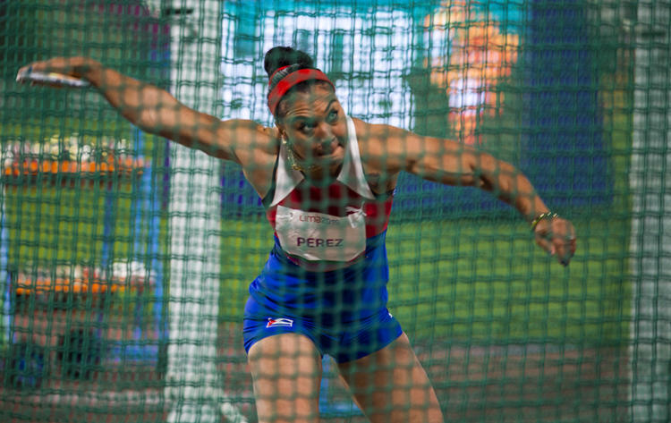 En el último intento, la discóbola ganó la medalla de oro. Foto: Irene Pérez/ Cubadebate.