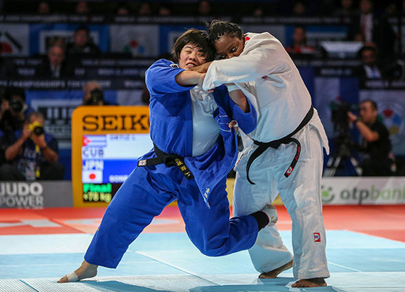 T/ Mundial en casa de Jigoro: ¡Idalys, siempre Idalys! Joel García Tokío.- Hay medallas que su valor trasciende el metal y dejan de ser de quien las gana para ser de todos. Así lo sentimos y vivimos este sábado en el Nippon Budokan, cuando Idalys Ortiz (+78 kg) hizo una cruz de plata en el 38 Campeonato Mundial de Judo y su altar de premios llegó a ocho podios en citas del orbe (2-2-4), algo jamás conseguido por otra judoca cubana y latinoamericana. En el combate final contra la japones Akira Sone todo fue táctica asiática, pues la nuestra llevó una buena parte del ritmo de las acciones, pero su rival se dedicó solo a sacarle las penalizaciones necesarias para vencerla por descalificación (tres shidos) en regla de oro, pues ya sabemos que casi resulta imposible proyectarla dada su excelente defensa. “Estoy contenta con este resultado, aunque hubiera querido el oro. Una vez más Cuba no se va de un mundial sin una medalla y hay que decir, para ser justo, que este torneo ha sido el más fuerte de los últimos años, donde medallistas olímpicos y campeones de otros mundiales, se quedaron sin subir al podio”, reconoció la campeona olímpica de Londres 2012. “El combate final fue un poco incómodo porque es una judoca que viene en ascenso y aunque solo habíamos peleado dos veces antes, me estudió y cumplió al pie de la letra no atacar mucho, sino dedicarse a moverme y ver como lograba mi descalificación. Que nadie se preocupe, habrá tiempo para el desquite y nada mejor que en los venideros Juegos Olímpicos”, señaló con tono optimista la judoca que más preseas tiene en campeonatos mundiales de su división. “Agradezco a toda la gente que se levantó temprano para seguir mis peleas. Siempre todos los resultados se los dedico a ese pueblo al que pertenezco, en especial a mi familia. En lo adelante trazaremos una estrategia de trabajo, en la que no asistiremos a todos los eventos porque ya estoy clasificada y solo requiero pulir ciertas cosas y enfrentar a las rivales más fuertes que tendré en pos de mi cuarta medalla olímpica”, aseguró en exclusiva. El recorrido de Idalys para la final comenzó con éxitos iniciales por descalificación, frente a la senegalesa Monica Sagna y la camerunesa camerunesa Vanessa Mballa. Acto seguido enfrentó en cuartos de final a la brasileña Beatriz Souza, a quien inmovilizó para tomar desquite completo de su revés ante ella en el pasado campeonato panamericano del deporte. Ya en semifinales, superó por decimoséptima ocasión a la brasileña María Suelen Altheman, en esta oportunidad le recetó wazari en regla de oro, durante una de las semifinales que fueron disfrutadas por más de seis mil espectadores para apoyar a los representantes locales. Por su parte Andy Andy Santiago Granda Álvarez (+100 kg) iba realizando un buen combate ante el rumano Vladut Simionescu en busca del pase a cuartos de finales, cuando fue sorprendido con una técnica de piernas y quedó sin opciones de avanzar en esta lid mundialista. Su primera presentación había sido una fácil victoria sobre Sua Derek, de Samoa. Cuba no había conseguido ningún podio en las seis jornadas anteriores del 38 Campeonato Mundial y con esta faena de Idalys permitió terminar en el puesto 13 general y séptimo en el apartado femenino. Este domingo cierra la justa con la competencia por equipos en un pareo que nos pondrá frente a Kazajastán en un primer momento y de vencer, chocaríamos con la fuerte representación de Francia, la cual debe superar en su match inicial a Austria. Por Cuba competirán Magdiel Estrada, Onix Cortés, Iván Silva, Andy Granda e Idalis Ortiz. Resultados de la 7ma jornada +78 kg ORO: Akira So (JPN) PLATA : Idalys Ortiz (CUB) BRONCE: Kayra Besayit (TUR) BRONCE: Sarah Asahina (JPN) +100 kg ORO: Lukas KRPALEK (CZE) PLATA: Hisayoshi HARASAWA (JPN) BRONCE: Minjong KIM (KOR) BRONCE: Roy MEYER (NED)