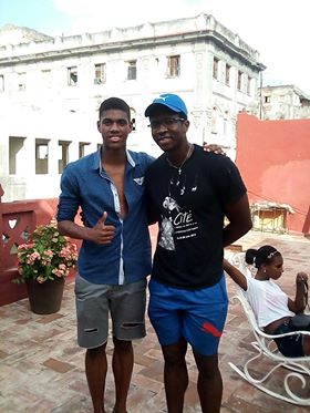 Jens Fernández junto a su ídolo Dayron Robles. Foto: del autor