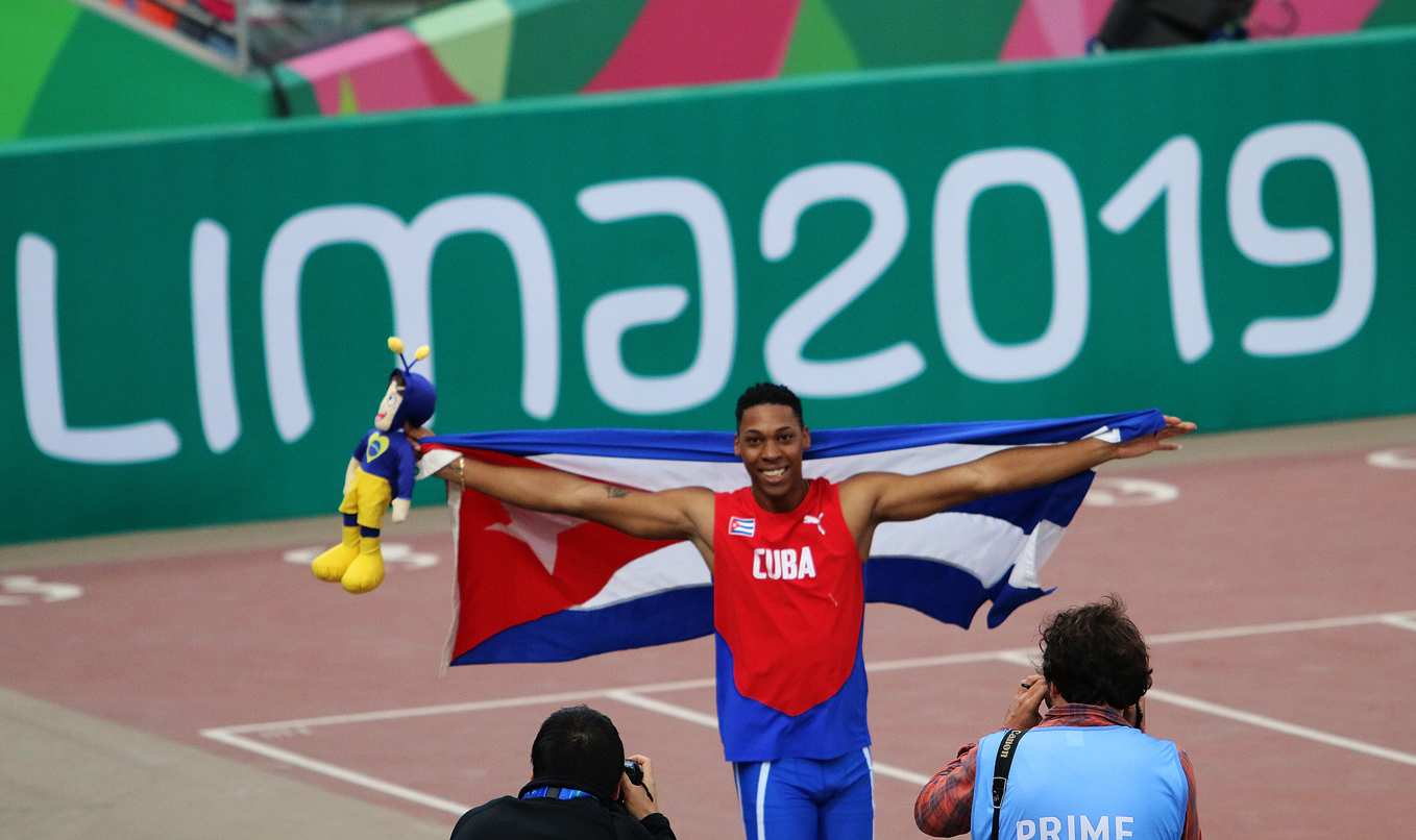 Juan Miguel pasea con la bandera por el estadio tras el triunfo. Foto: Mónica Ramírez