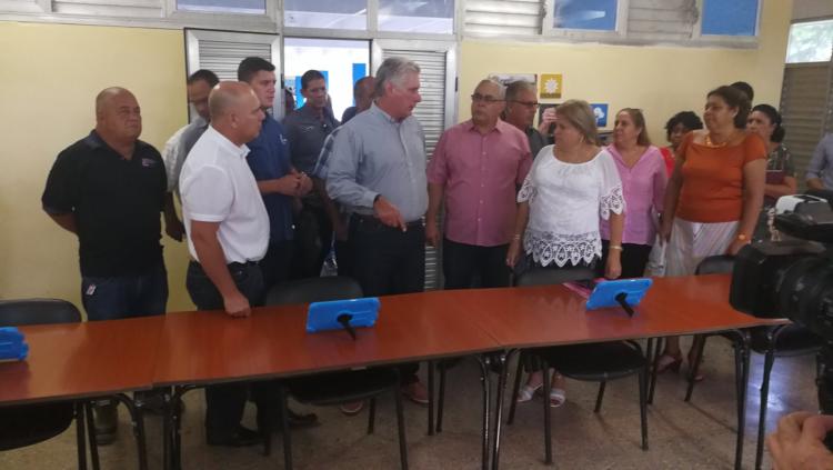 Presidente cubano recorre el Preuniversitario Vladimir Ilich Lenin. Foto: Presidencia de Cuba