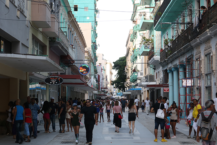 El Bulevar de San Rafael, enmarcado por las calles Galiano y Prado, es uno de los sitios más interesantes de la vida comercial habanera. Foto: Julio G. Hun Longchong