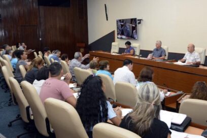 Chequea Díaz-Canel formación doctoral en Cuba