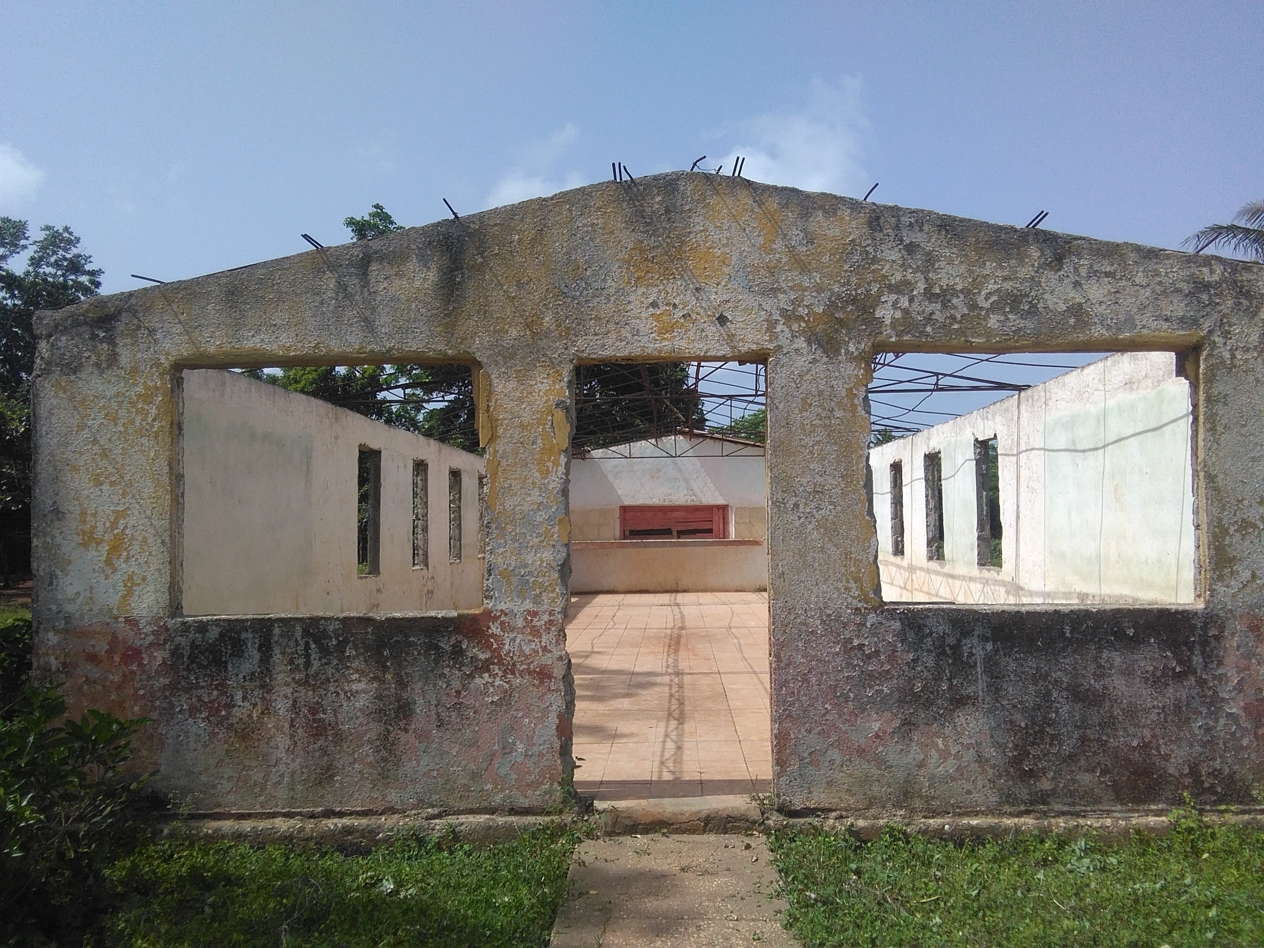 Las ruinas de lo que fuera una unidad para la venta de alimentos ligeros en la comunidad rural avileña El Cedro. Foto: José Luis Martínez Alejo