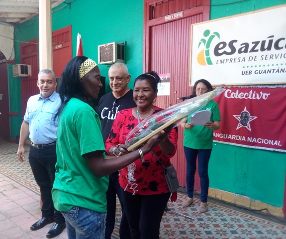 En la ceremonia de reconocimiento fueron congratulados cocineros y dependientes de comedores y cafeterías respectivamente. Foto: Adriana Rojas Preval