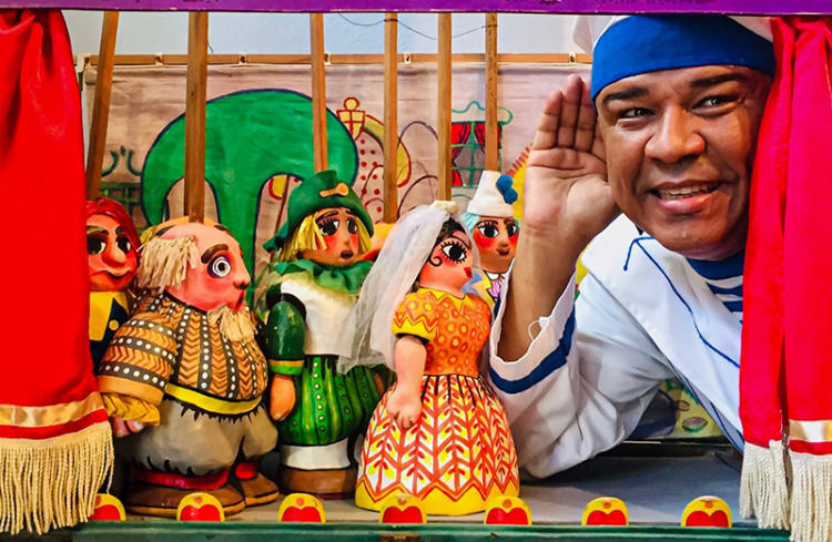 Rubén Darío Salazar, director y fundador de la compañía, con los muñecos de uno de sus espectáculos: La niña que riega la albahaca y el príncipe preguntón. Foto: Odett