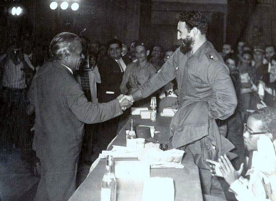 Fidel mantuvo permanentemente encuentros con la vanguardia artística y literaria de la nación. En la foto, junto a Nicolás Guillén.