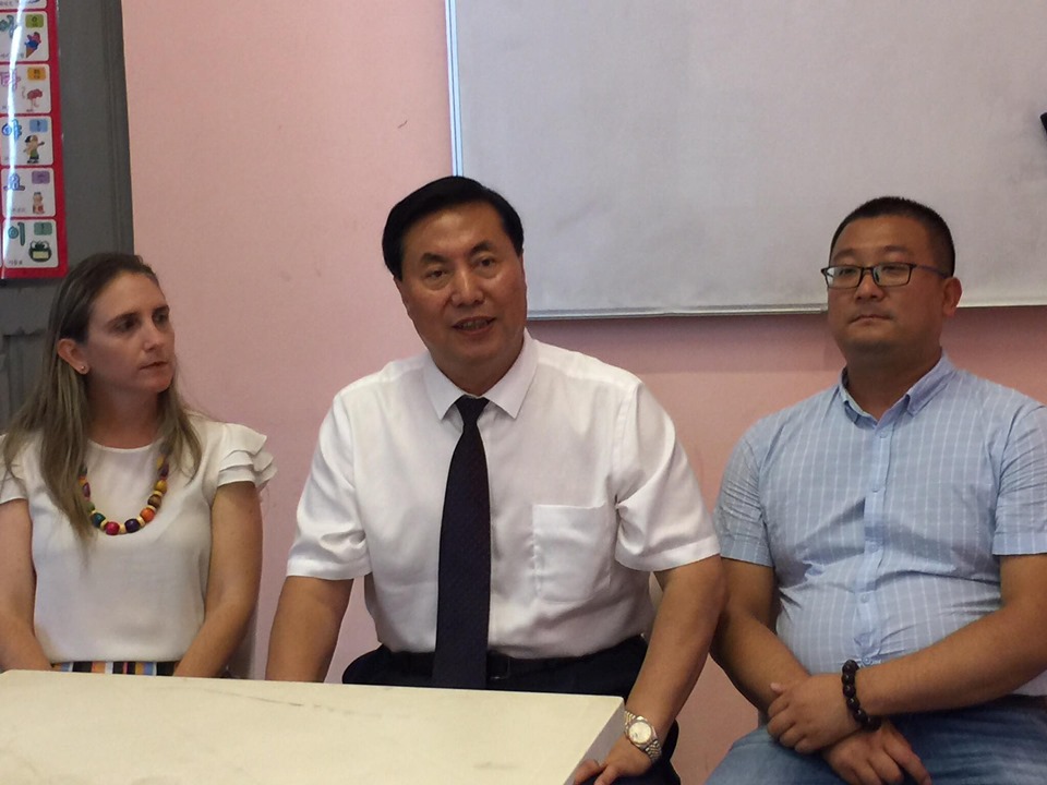 Primera de izquierda a derecha Yailé Caballero Mota, destacada profesora camagüeyana, y a su lado Sun Jianzhong, rector del instituto asiático 