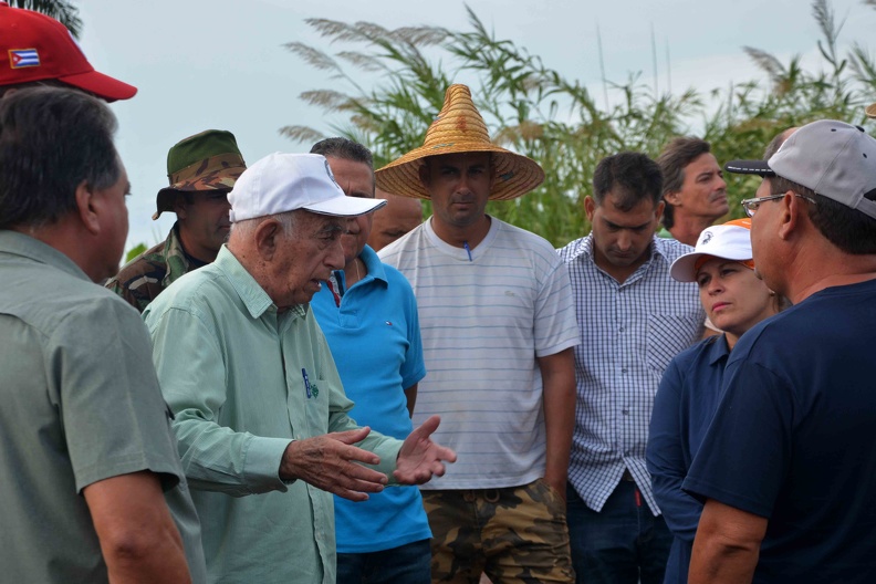 Machado Ventura intercambia con trabajadores de la Cooperativa de Crédito y Servicios Máximo Gomez Baez. Foto: Osvaldo Gutiérrez (ACN)