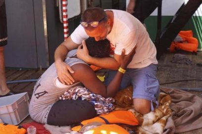 Brazos abiertos, almas cerradas