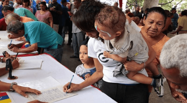Venezuela llega a más de cuatro millones de firmas contra el bloqueo