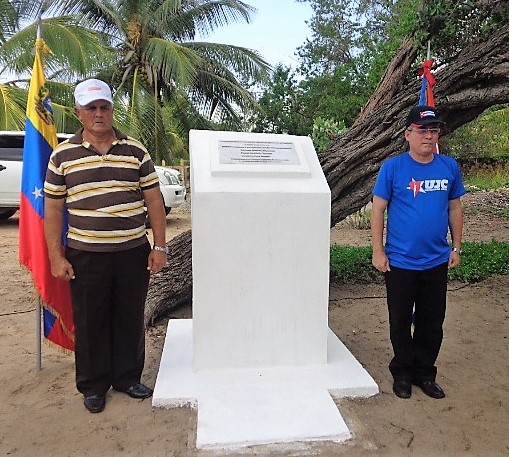 El miembro del Comité Central del Partido y jefe de la Oficina de Atención a las Misiones de Cuba en Venezuela, Julio César García Rodríguez (a la derecha) y el colaborador Eduardo cabrera Torres, familiar de uno de los mártires, develaron la tarja. Foto: Jorge Pérez Cruz