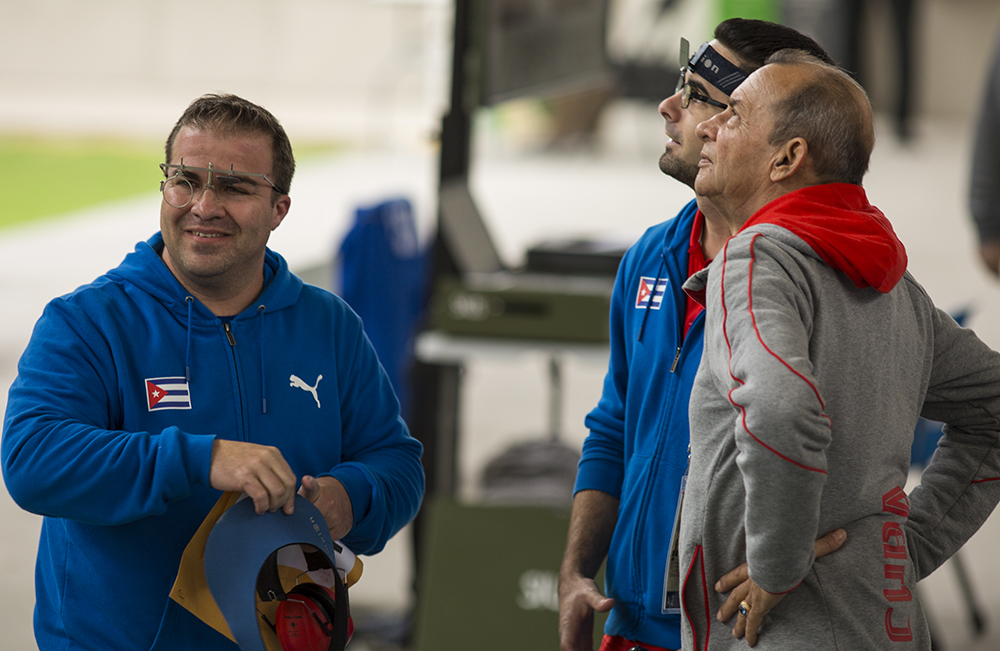 Oro, plata y su entrenador. Foto: Irene Pérez/ Cubadebate.