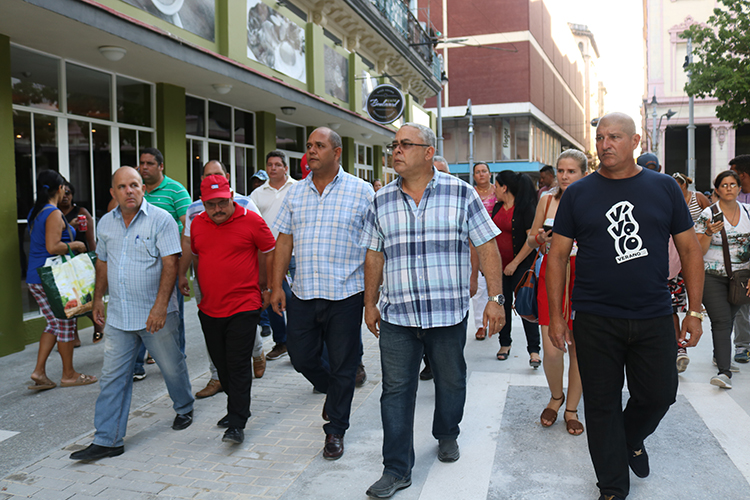 El primer secretario del Partido en La Habana, Luis Antonio Torres Iríbar acompañado de otras autoridades del Gobierno chequea las obras en el el Bulevar de San Rafael. Foto: Julio G. Hun Longchong