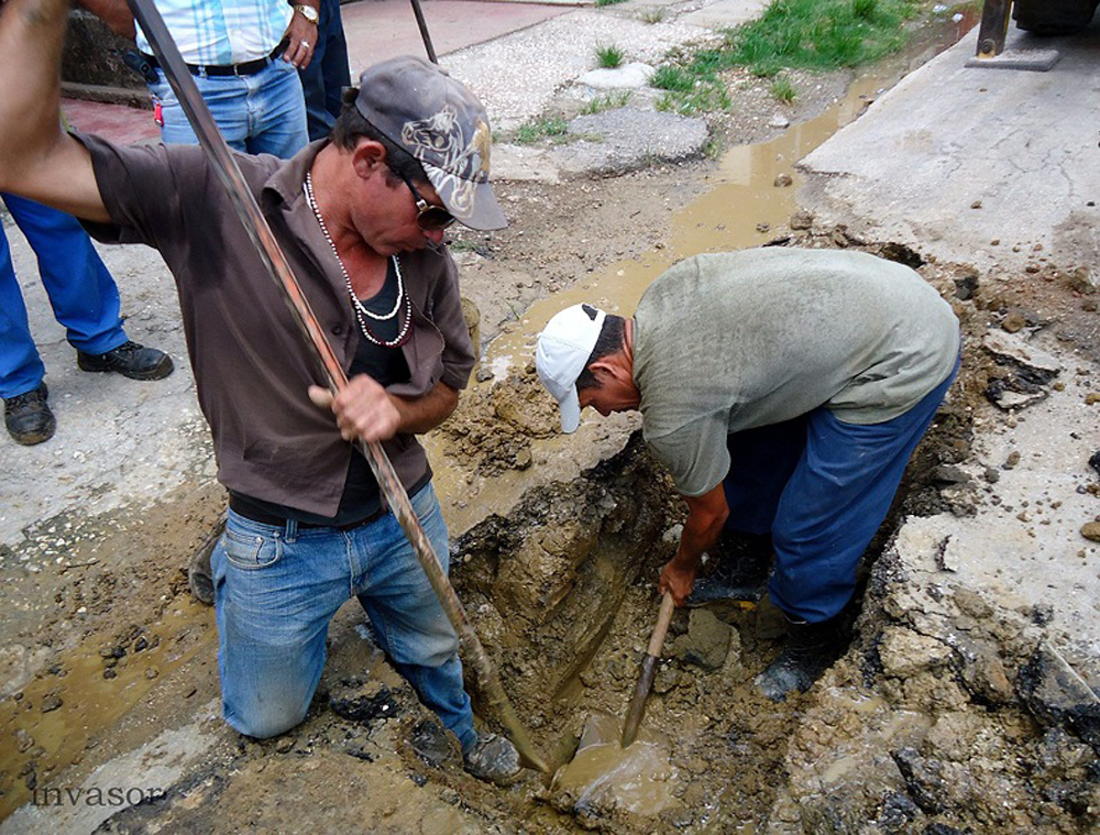 Eliminar los salideros en las conductoras es uno de los retos más significativos que afrontan los trabajadores hidráulicos en el país. Foto: Noema Díaz Muñoz