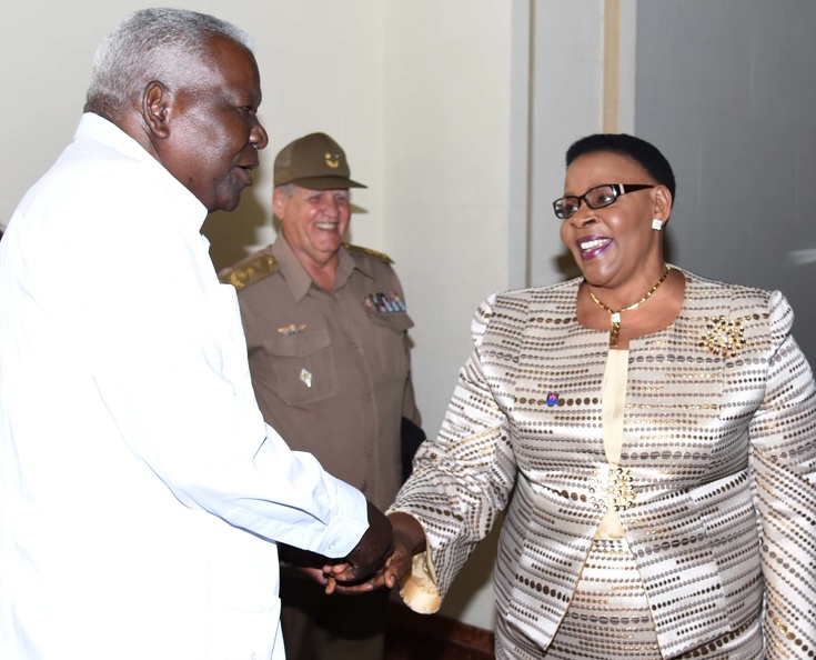 Esteban Lazo Hernández (I), presidente de la Asamblea Nacional del Poder Popular (ANPP), recibe a Mabel Chinomona (D), jefa del senado de Zimbabwe, en el Capitolio Nacional, sede de la ANPP, en La Habana, Cuba, el 4 de septiembre de 2019. ACN FOTO/ Vladimir MOLINA ESPADA/ PL/ rrcc