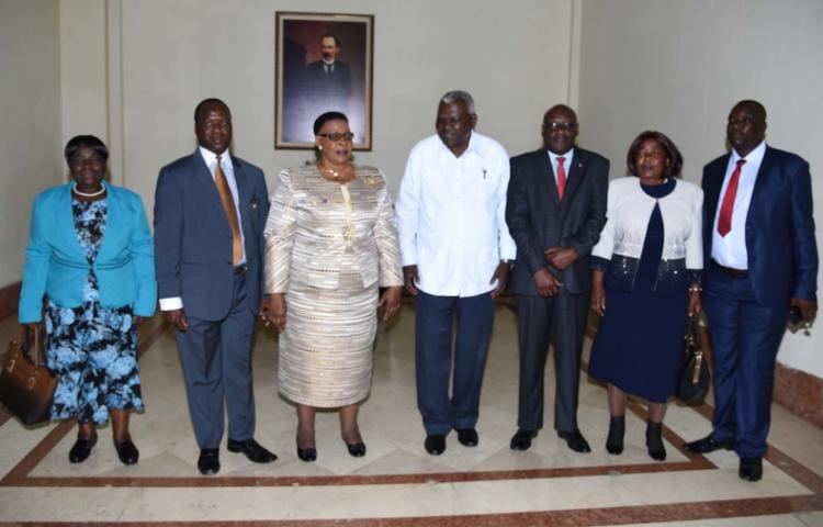 Esteban Lazo Hernández (centro der.), presidente de la Asamblea Nacional del Poder Popular (ANPP), recibe a Mabel Chinomona (centro izq.), jefa del senado de Zimbabwe, en el Capitolio Nacional, sede de la ANPP, en La Habana, Cuba, el 4 de septiembre de 2019. ACN FOTO/ Vladimir MOLINA ESPADA/ PL/ rrcc