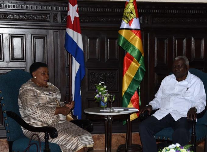 Esteban Lazo Hernández (D), presidente de la Asamblea Nacional del Poder Popular (ANPP), recibe a Mabel Chinomona (I), jefa del senado de Zimbabwe, en el Capitolio Nacional, sede de la ANPP, en La Habana, Cuba, el 4 de septiembre de 2019. ACN FOTO/ Vladimir MOLINA ESPADA/ PL/ rrcc