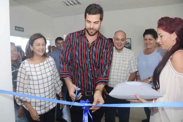 Jorge Félix Hernández Capote, especialista principal del grupo de pronóstico del centro provincial de Artemisa, realiza el corte de cinta en la inauguración de la Estación Meteorológica Mariel, en la Zona Especial de Desarrollo Mariel (ZEDM), Cuba, el 5 de septiembre de 2019. ACN FOTO/Ariel LEY ROYERO/sdl