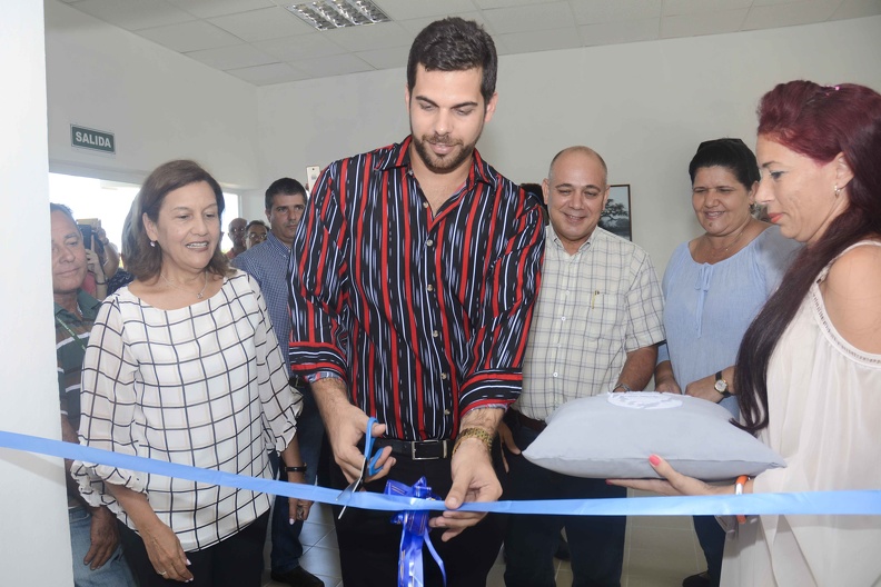 Jorge Félix Hernández Capote, especialista principal del grupo de pronóstico del centro provincial de Artemisa, realiza el corte de cinta en la inauguración de la Estación Meteorológica Mariel, en la Zona Especial de Desarrollo Mariel (ZEDM), Cuba, el 5 de septiembre de 2019. ACN FOTO/Ariel LEY ROYERO/sdl