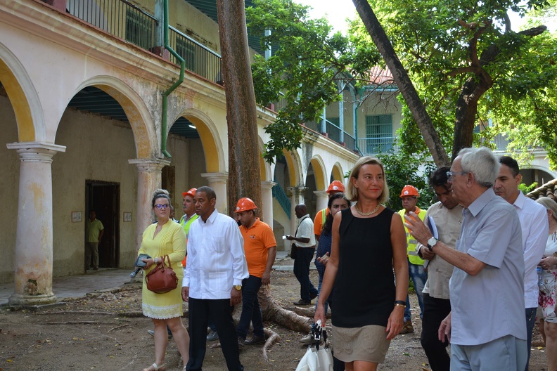 Eusebio Leal Spengler (d), historiador de la ciudad de La Habana, junto a Federica Mogherini (C. der.), Alta Representante para Asuntos Exteriores y Política de Seguridad de la Unión Europea, durante una visita al Convento de Santa Clara, obra en restauración, el 8 de septiembre de 2019. ACN FOTO/Omara GARCÍA MEDEROS