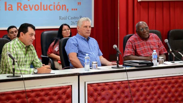 Miguel Díaz-Canel Bermúdez (C), Presidente de los Consejos de Estado y de Ministros, junto a Salvador Valdés Mesa (D), primer vicepresidente de los Consejos de Estado y de Ministros, y Ariel Santana Santiesteban, primer Secretario del Partido Comunista de Cuba en el territorio agramontino, durante el chequeo del cumplimiento de las tareas implementadas en Camagüey para enfrentar la actual situación energética, en reunión efectuada en la escuela del Partido Cándido González, el 19 de septiembre de 2019. ACN FOTO/Rodolfo BLANCO CUÉ/sdl