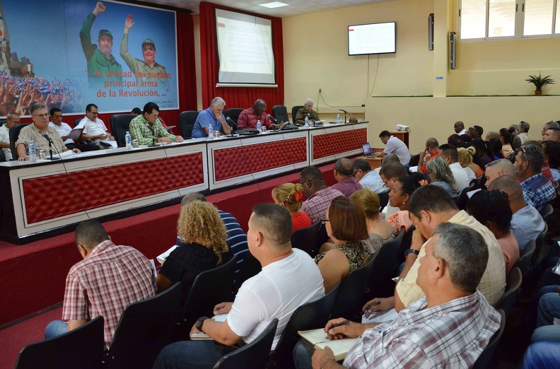 Miguel Díaz-Canel Bermúdez (C), Presidente de los Consejos de Estado y de Ministros, durante el chequeo del cumplimiento de las tareas implementadas en Camagüey para enfrentar la actual situación energética, en reunión efectuada en la escuela del Partido Cándido González, el 19 de septiembre de 2019. ACN FOTO/Rodolfo BLANCO CUÉ/sdl