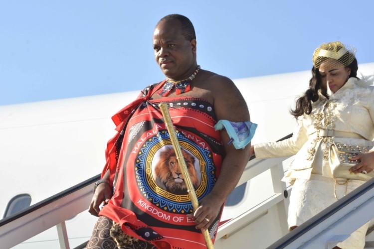 Mswati Rey de Esuatini, a su llegada al Aeropuerto. Internacional José Martí, de La Habana. Foto: ACN/ Modesto Gutiérrez Cabo