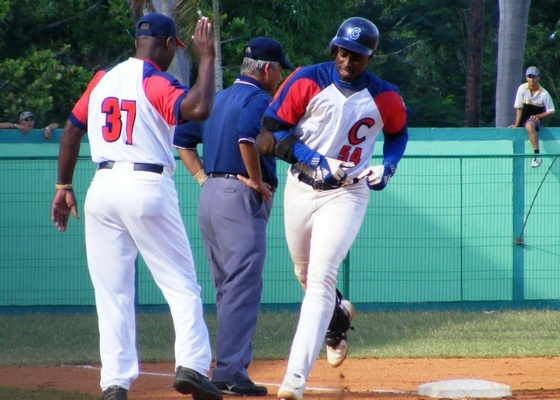 Leslie Anderson, uno de los peloteros que regresa de ligas profesionales y juega por Camagüey. Foto: Internet