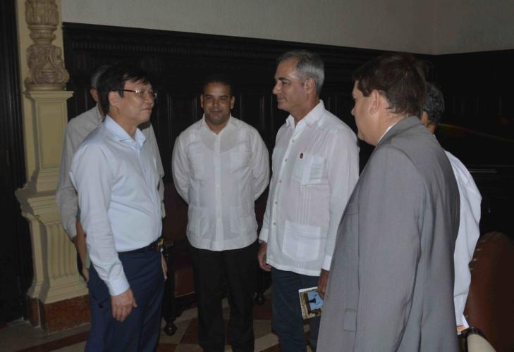 Encuentro de diputados cubanos con alto dirigente de los periodistas de Vietnam