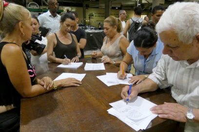 Cubanos firman en apoyo a Venezuela (+ Fotos)