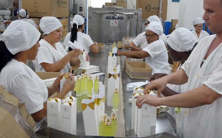 Las fragancias, sabores y estuches que usa Suchel Camacho S.A. son de producción nacional. | foto: Heriberto González