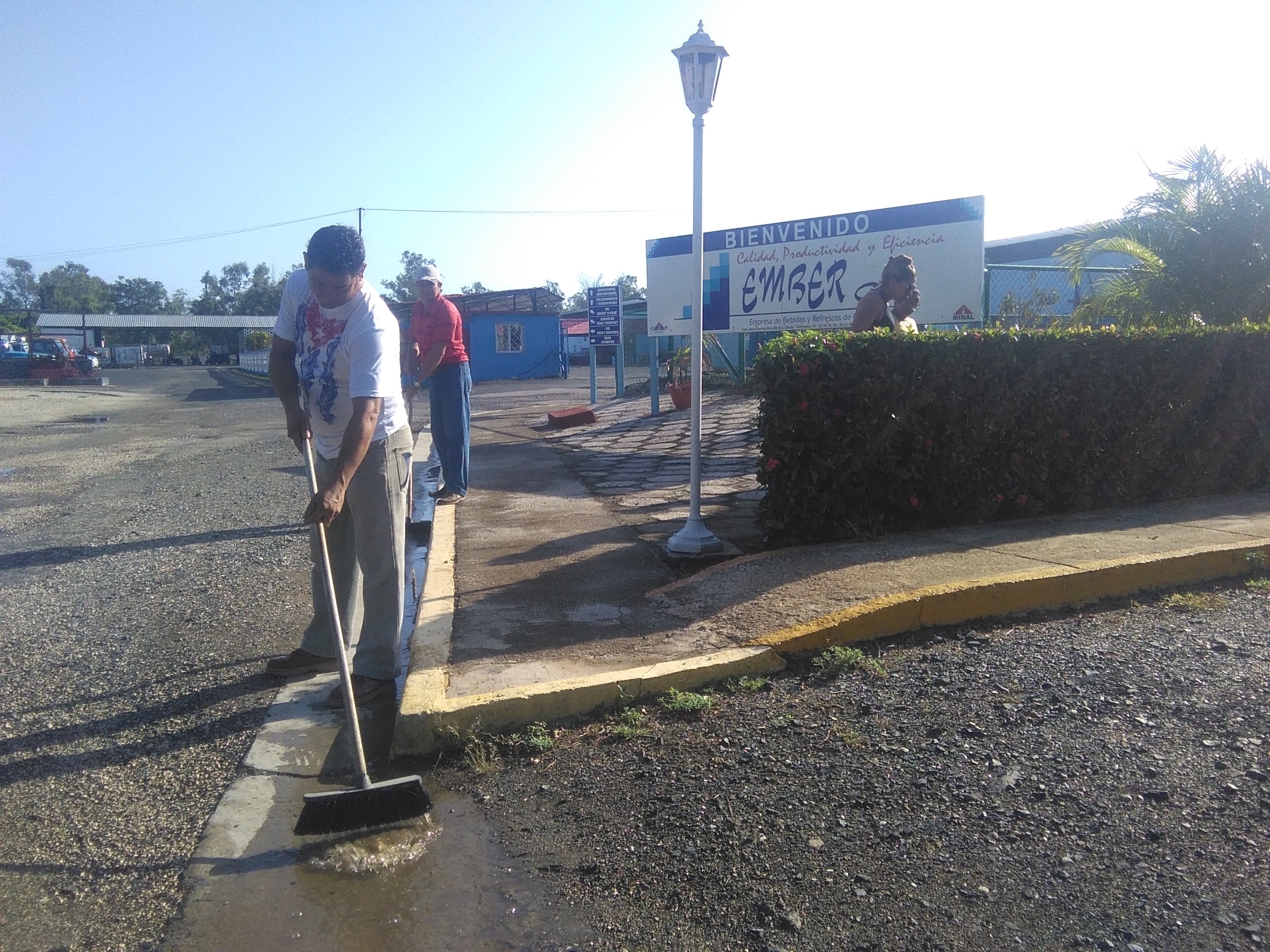 Miembros de la brigada de autocontrol focal accionan para evitar en la empresa estancamiento de agua y criaderos de mosquitos. Foto: José Luis Martínez Alejo