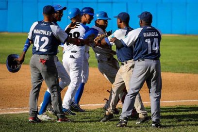 Out 27: Guapería en la pelota: carreras, no bronca