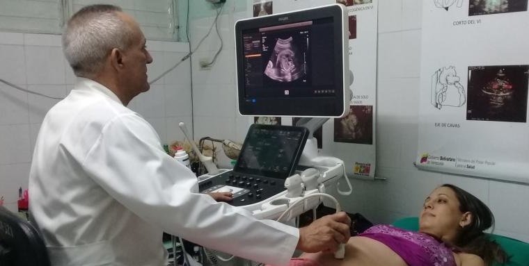 La joven Ailén se somete a un ultrasonido de rigor, confiada en la profesionalidad del doctor Humberto Gómez y con el sueño de ver crecer a su hijo en una Cuba próspera. Foto: Betty Beatón Ruiz