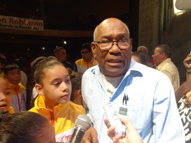 Aristóbulo Istúriz departe con la prensa, junto a niños que esperan ansiosos el inicio del curso escolar 2019-2020. Foto: Jorge Pérez Cruz