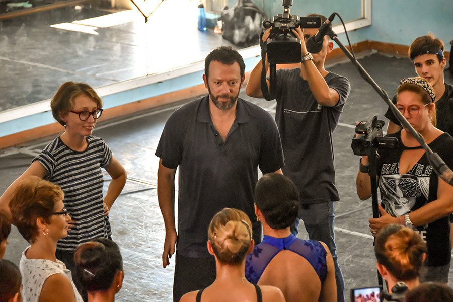 El coreógrafo, junto a bailarines del Ballet Nacional de Cuba, durante el montaje de su pieza. Foto: Facebook de la compañía