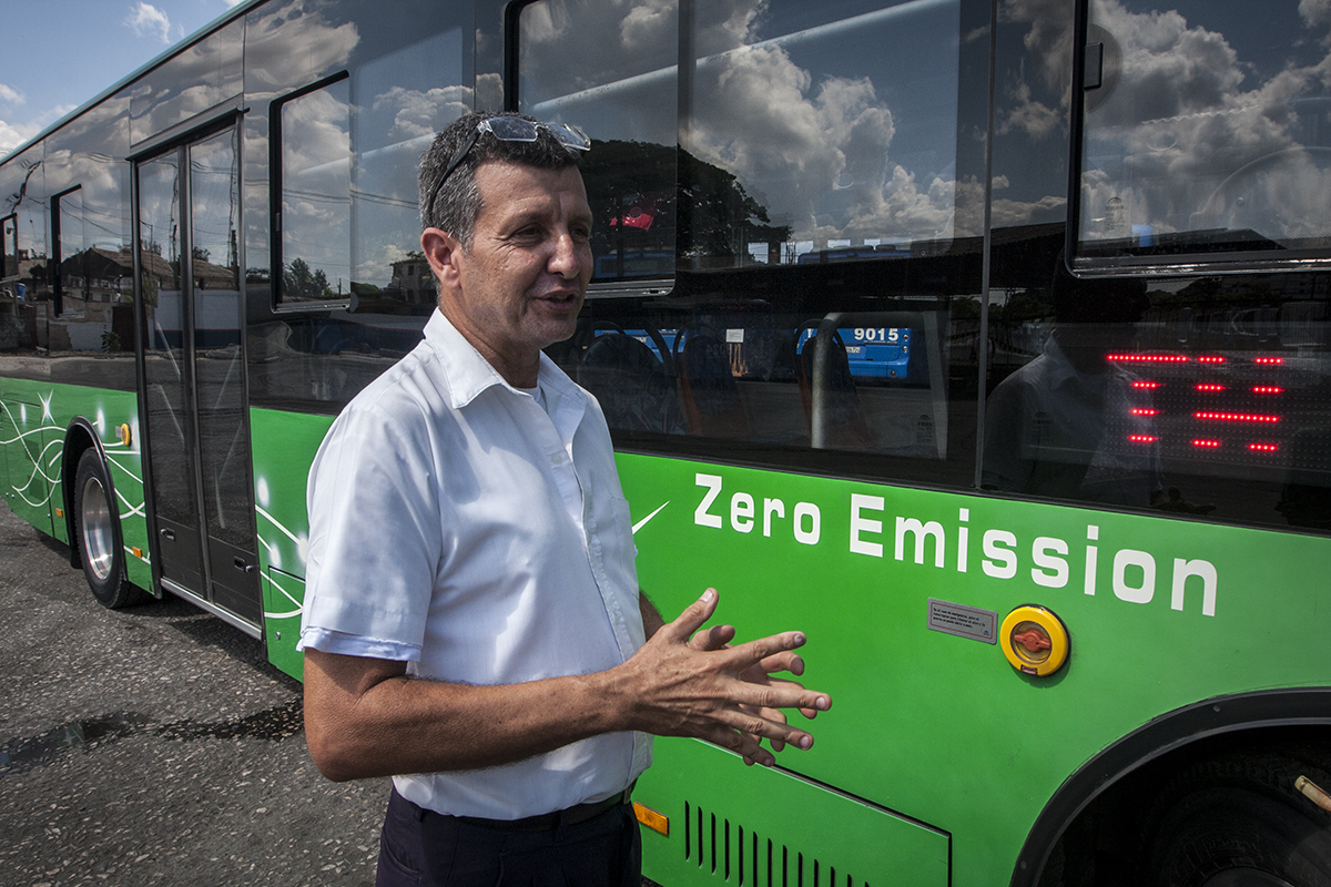 El Yutong eléctrico y los híbridos —ómnibus urbanos— pasaron con creces las pruebas en Cuba, dice Daniel. Foto: René Pérez Massola
