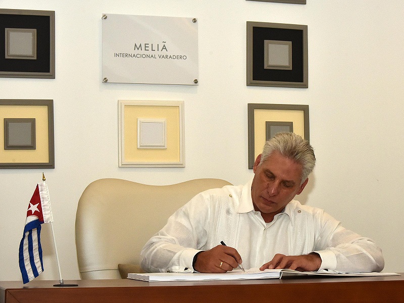 Al término del recorrido por el hotel, Díaz-Canel escribió en el libro de visitantes y destacó que este maravilloso y mágico lugar debe convertirse en un referente para el turismo de Cuba. Foto: Estudios Revolución