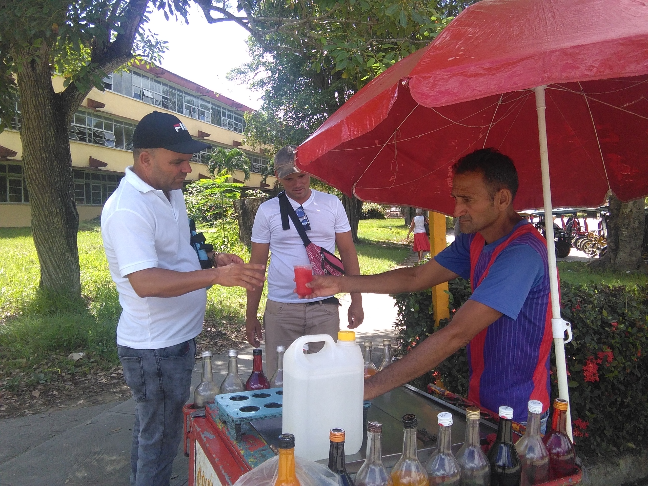 El vendedor no es el habitual, sí supuestamente su ayudante o cómplice porque también viola el precio oficial del granizado, autorizado a 2:00 pesos. Foto: José Luis Martínez Alejo