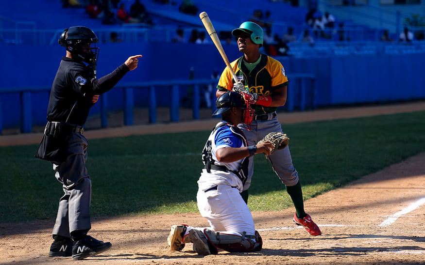 En el juego Industriales-Pinar del Río, todas las emociones se reservaron para los finales. Foto: Irene Pérez