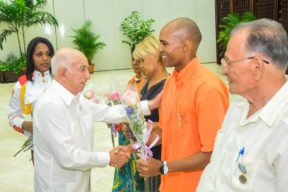 Machado Ventura preside acto de condecoración a cederistas