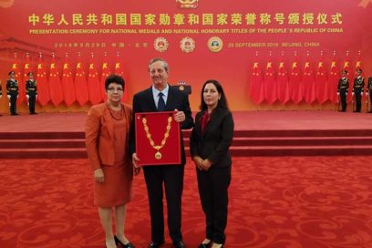 Entrega Xi Jinping  a embajador de Cuba Medalla concedida a Raúl Castro