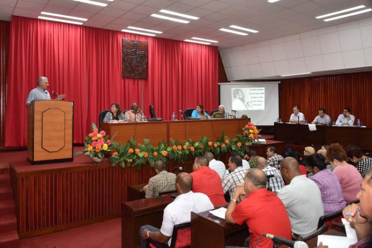 “La normalidad a la que vamos cuando salgamos de la situación actual será una normalidad distinta, con más ahorro” expresó el presidente cubano durante la reunión. (Foto: Presidencia Cuba).