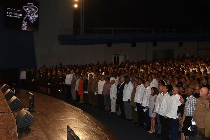 Al homenaje también asistieron José Ramón Machado Ventura, Segundo Secretario del Comité Central del Partido; Esteban Lazo Hernández, miembro del Buró Político del Partido y presidente de la Asamblea Nacional, familiares del Comandante Almeida, así como otros invitados. (Foto: Estudios Revolución)