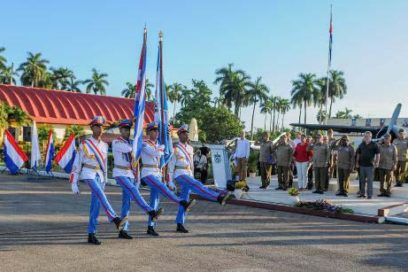 Felicita Raúl Castro a regimiento de aviación